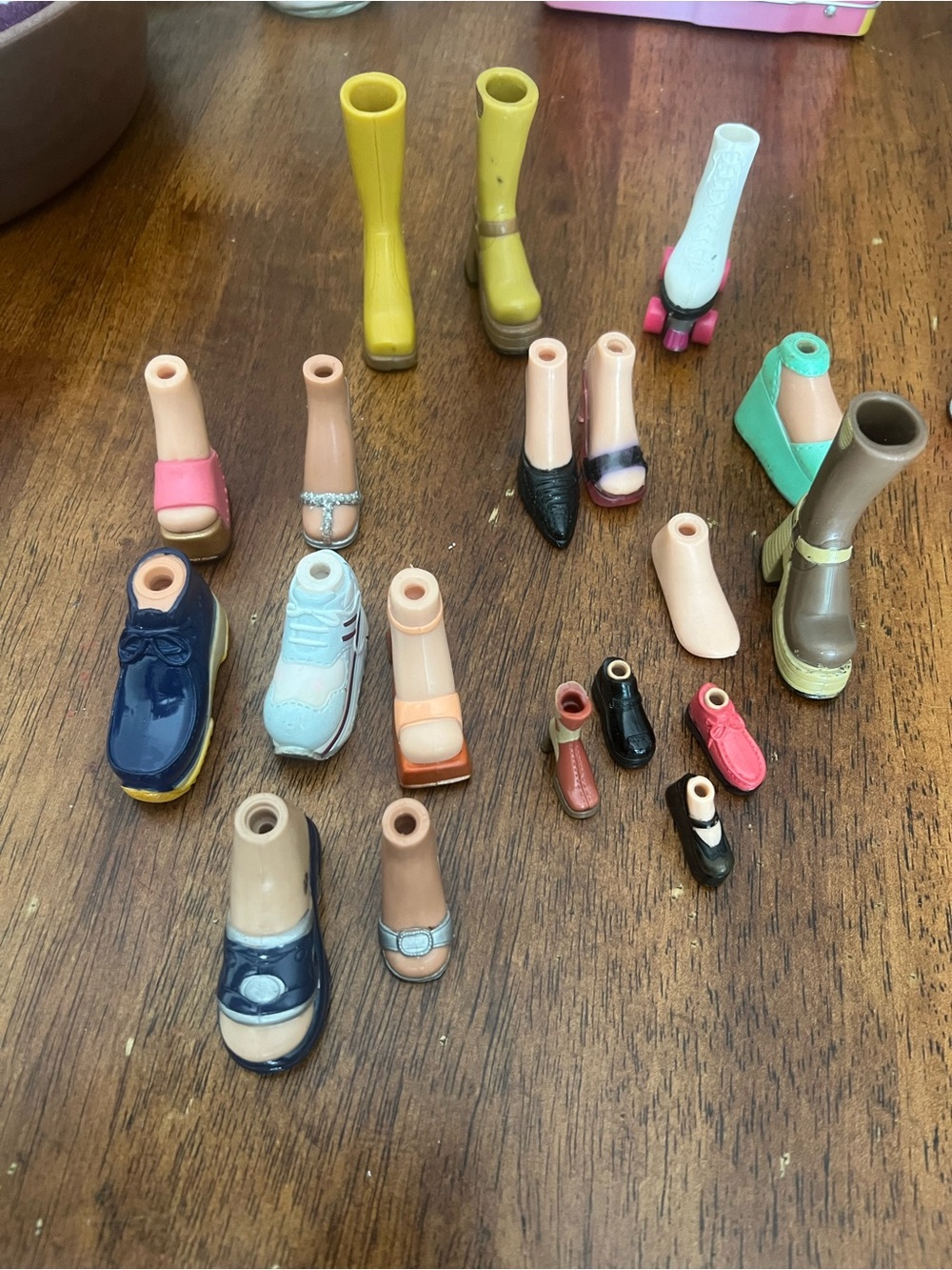 Assorted bratz doll shoes no pairs